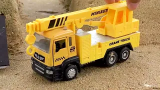 Divertida historia de juguetes de grúa, coche de policía y vehículos de construcción.
