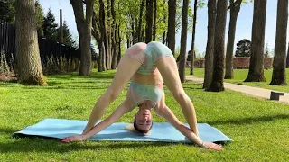 Yoga Art - Stretching! 🧘🏼‍♀️
