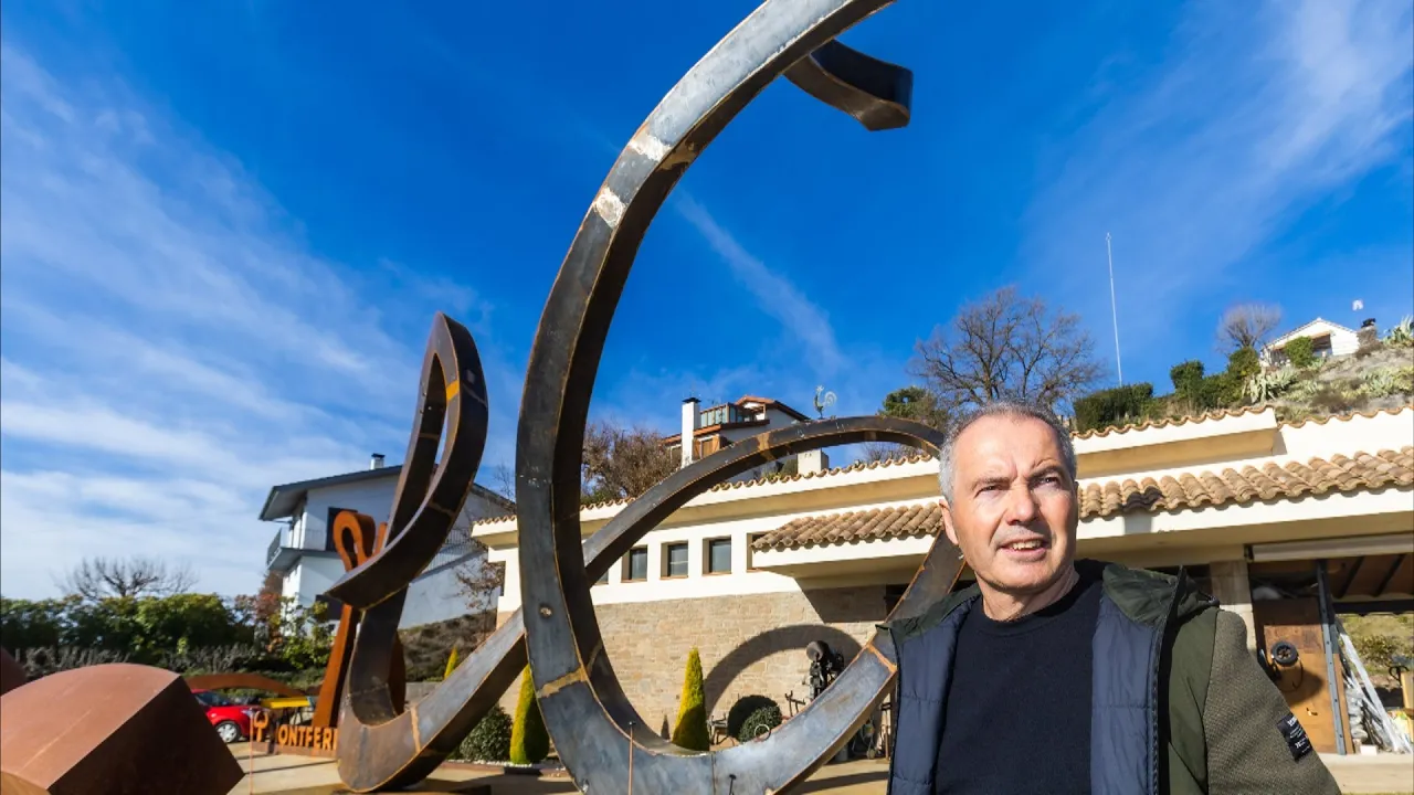 Enric Pla Montferrer fa una escultura d’una bicicleta de grans dimensions, que anirà a Mèxic