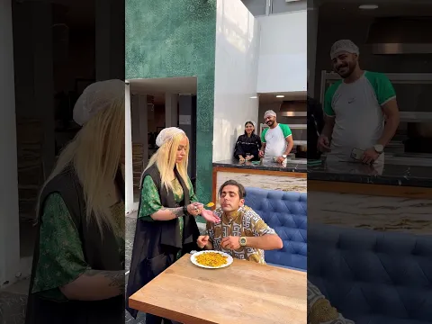 People are different, one makes fun, one helps😊❤🌸#attention  #shorts  #feeling #viral #subscribe