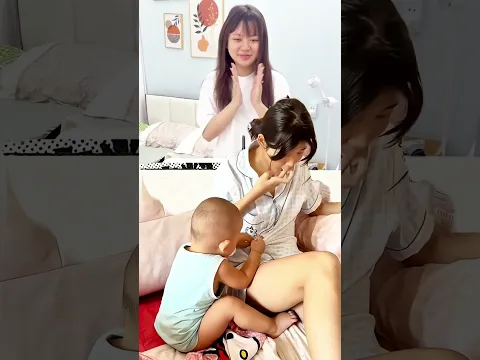 baby playing with mom is so funny😍😍😅😅😂아기가 엄마와 노는 모습이 정말 웃겨요