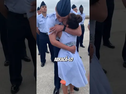 Ele reencontrou o irmão após seu serviço militar!