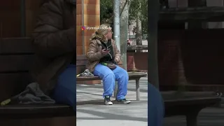 CREANDO CONFUSIÓN AL CHOCAR CON MULETAS (BROMA CÁMARA OCULTA)