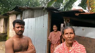 নিজের জায়গা জমি থাকতেও থাকার জায়গা নেই লোকের দুয়ারে থাকতে হয়!