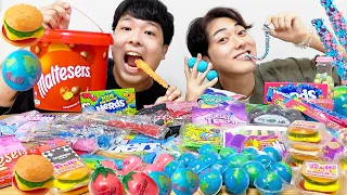 海外のASMRで大人気のお菓子を大量に買って食べてみた！！【UFOキャンディ、地球グミ、いちごグミ、ロープキャンディ】