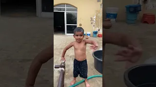 गर्मी में बच्चों ने की एक- दूसरे के साथ मस्ती🙏🤣😍😊#live #livestream #livevideo #virallive #masti #fun