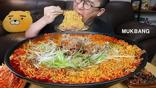해장하러갑시다!🤪ㅎㅎ 우삼겹듬뿍넣은 틈새라면에 총각김치 요리 먹방! Spicy Beef Ramyeon MUKBANG