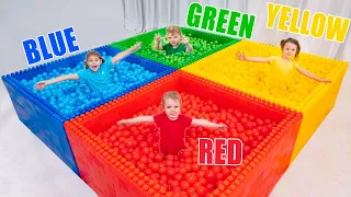 Kinder lernen Farben in einem magischen Pool aus bunten Bällen | Vania Mania DE