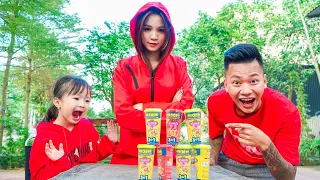 Hai Anh Em Bé Chi Tham Gia Thử Thách Trò Chơi Con Mực Giành Phần Thưởng Xúc Xích Xốt Lắc Heo Cao Bồi