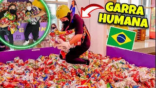 MÁQUINA DE PEGAR PRÊMIOS HUMANA NO BRASIL!! GARRA GIGANTE