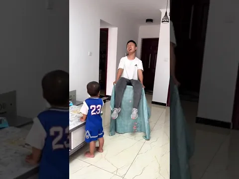 给儿子表演个才艺，逗逗他🤣🤣#爸爸带娃 #呆萌小米宝#萌娃#熊孩子