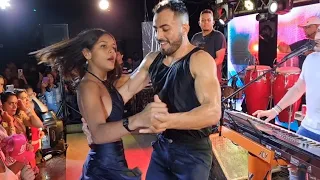 NOVINHA DANÇA MUITO. ELA DEU SHOW NO PALCO COM OS DANÇARINOS