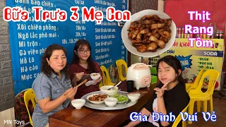 Ba Mẹ Con Hồng Anh và Thùy Giang Ăn Trưa Đơn Giản Với Thịt Rang Tôm, Bí Xanh Luộc - Gia Đình Vui Vẻ