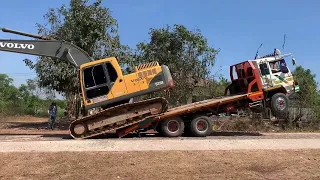 รถแม็คโครวอลโว่ ไต่ตีนตะขาบลงจากรถเทรลเลอร์ | Excavator VOLVO & Trucks