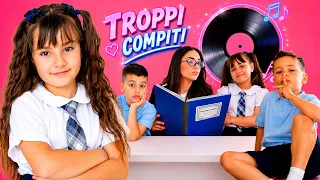 MARTINA MISSY CANTA E BALLA SUI BANCHI IN CLASSE 