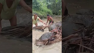 Buti nalang may nakakita ni kuya sa gitna ng ilog malakas pa naman ang baha