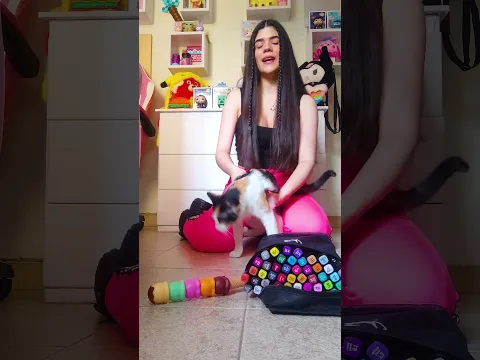 Mi GATITA BEBÉ escoge con CUÁL REGALO me quedo y cuál ABANDONO😺🤣 #shorts