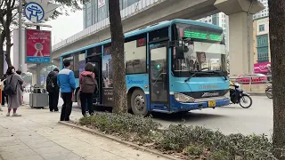 Tại một điểm bến xe buýt ở đường Nguyễn Trãi, Hà Nội