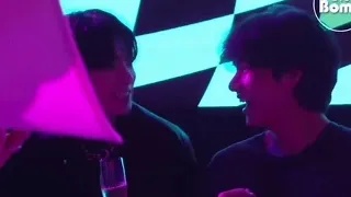 Taehyung se enamoró primero, pero Jungkook se enamoró más fuerte.