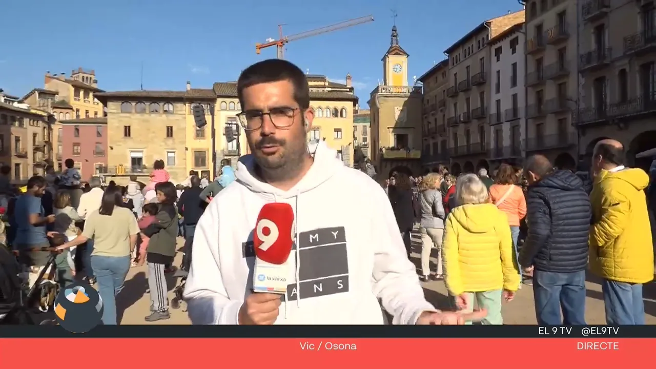 Sant Jordi omple Vic de cultura i tradició a la plaça Major