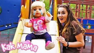 Эмили упала с качелей! Видео для детей Как мама с Беби Бон на детской площадке
