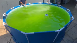 Como limpar piscina com água verde ( de plástico) - Rhuan Felix #satisfying #limpeza #pool #verão