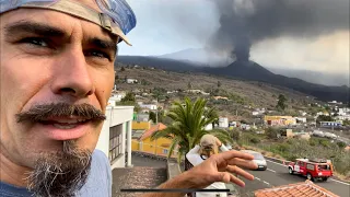 Nobody believes what is happening here right now. The volcanic eruption is a natural spectacle.