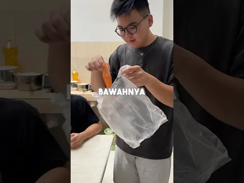 Cara keluarin botol sambel yang kosong!