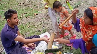 গ্রামে আমার আম বাগানে কাঁচা আম বাঁশের চোঙ্গাতে  সবাই খেয়ে যাবেন