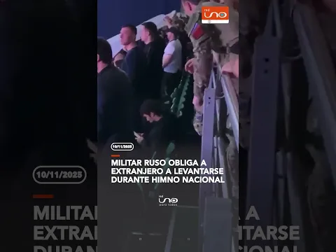 Militar ruso obliga a extranjero a ponerse de pie durante el himno nacional