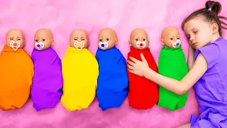 Lima anak bermain dengan boneka bayi