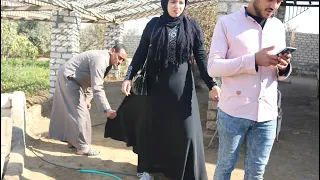 شدها من العبايه وهى ماشيه مع جوزها وطلب منها شئ غريب