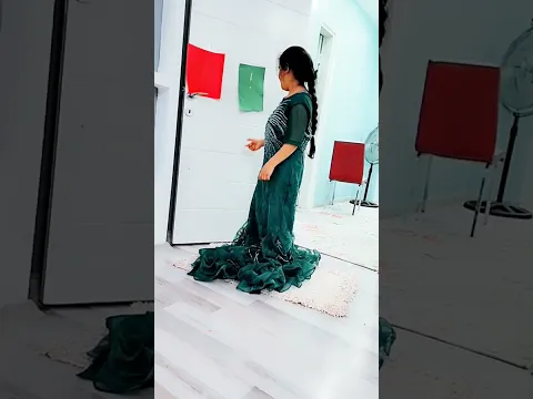 كل وحدة لبست فستان من لون ورقة الحظ هيفي وهيلين وليليان