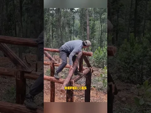 Homem abandona tudo, constrói casa na floresta e encontra liberdade verdadeira #shorts