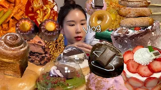 Eng) 빵순이 다이어터의 1일1(폭)식ㅣ먹방 브이로그ㅣ배떡 로제떡볶이, 명랑핫도그 핫볶이, 크리스피크림 신상도넛, 파리크라상 딸기 케이크, 짜파게티, 신라면, 초코쉬폰케이크