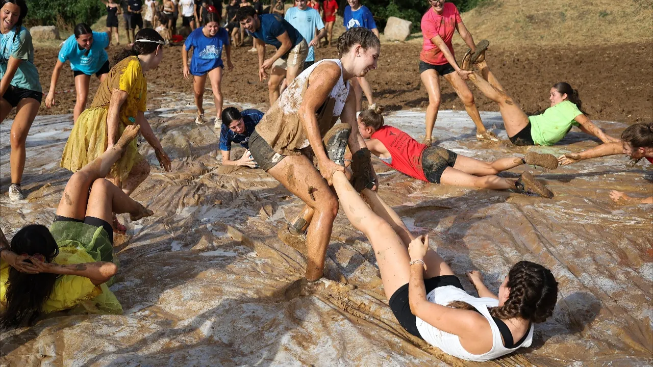 Sant Julià de Vilatorta recupera la Tupiporcada de festa major, en una tarda d’aigua i fang