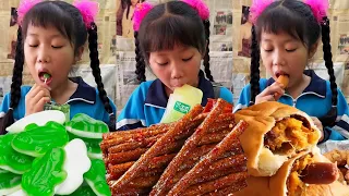 Vị Cay Những Năm 80: Cô Bé Làng Quê Trung Quốc Mua Bim Bim Từ Tạp Hóa Nhỏ.