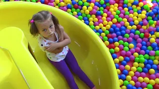Tunnels, Slides And Jumps / Indoor Playground Adventures with Yasia Kids TV