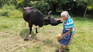 "Nadie viene a vernos estoy muy agradecida que nos visitan "|Tía Silvina y Tía Josefina.