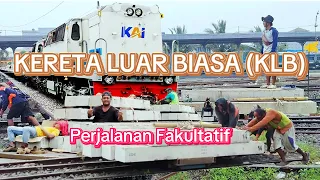 TERNYATA INI ADALAH KERETA LUAR BIASA (KLB) FALKULTATIF YG MEMBAWAH MATERIAL BANTALAN REL KERETA API