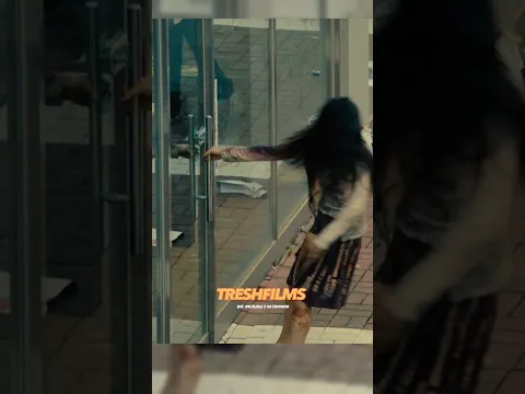 Смотрят на зомби с крыши домов 🧟‍♂️😱 Название: Я герой (2015) 👍🍿 #фильм #сериал #моменты #shorts