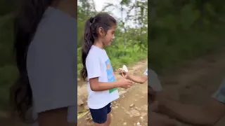 Joel lleva al río a  María