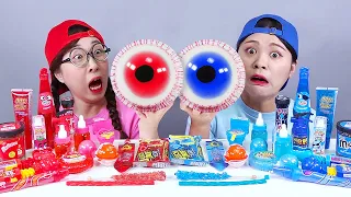 Desafío de alimentos de color rojo vs azul DONA