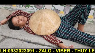 Tình cờ phát hiện người phụ nữ đói khát kiệt sức ngất xỉu giữa đường khiến ai xem cũng ứa nước mắt..