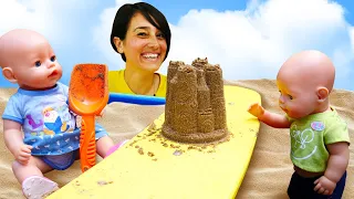 Le bambole Baby Born si divertono al parco giochi. Come una mamma in italiano. Video per bambini