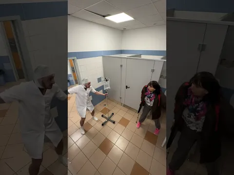 🤯‼️Сбежавший ПСИХ нападает на людей в женском туалете 😱