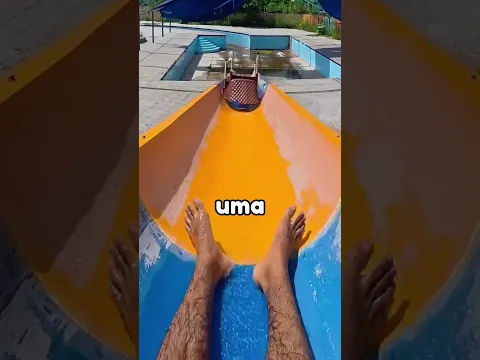 Ele ficou extremamente assustado com este escorregador!!