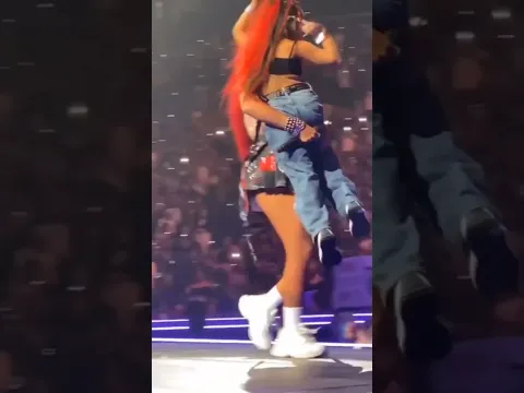 El amor de Karol G hacia los niños ❤️🎶😳 #karolg #bichota #hazloviral #karolgfans #bichotakarolg