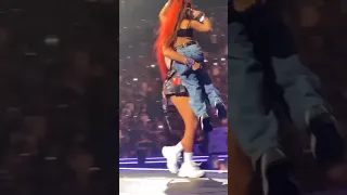 El amor de Karol G hacia los niños ❤️🎶😳 #karolg #bichota #hazloviral #karolgfans #bichotakarolg