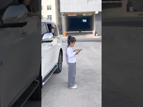 طفلة طلبت المساعدة والانقاذ من البنات وهي داخل السيارة😱😭ولكن مافعلتة البنت كان صادم!!